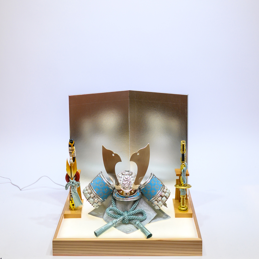 甲州印伝富士山柄水色5号大鍬型兜LED照明台　空